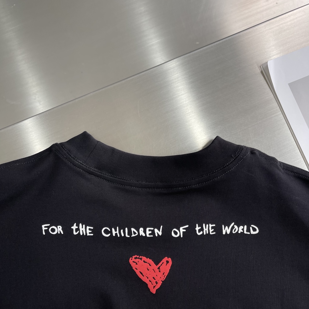 

-2025 Jil Sander 品牌经典黑白小字母T恤。
以其极简主义的设计理念，诠释了低调的奢华