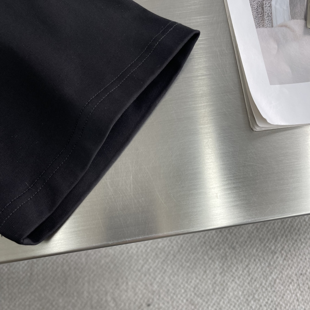 

-2025 Jil Sander 品牌经典黑白小字母T恤。
以其极简主义的设计理念，诠释了低调的奢华