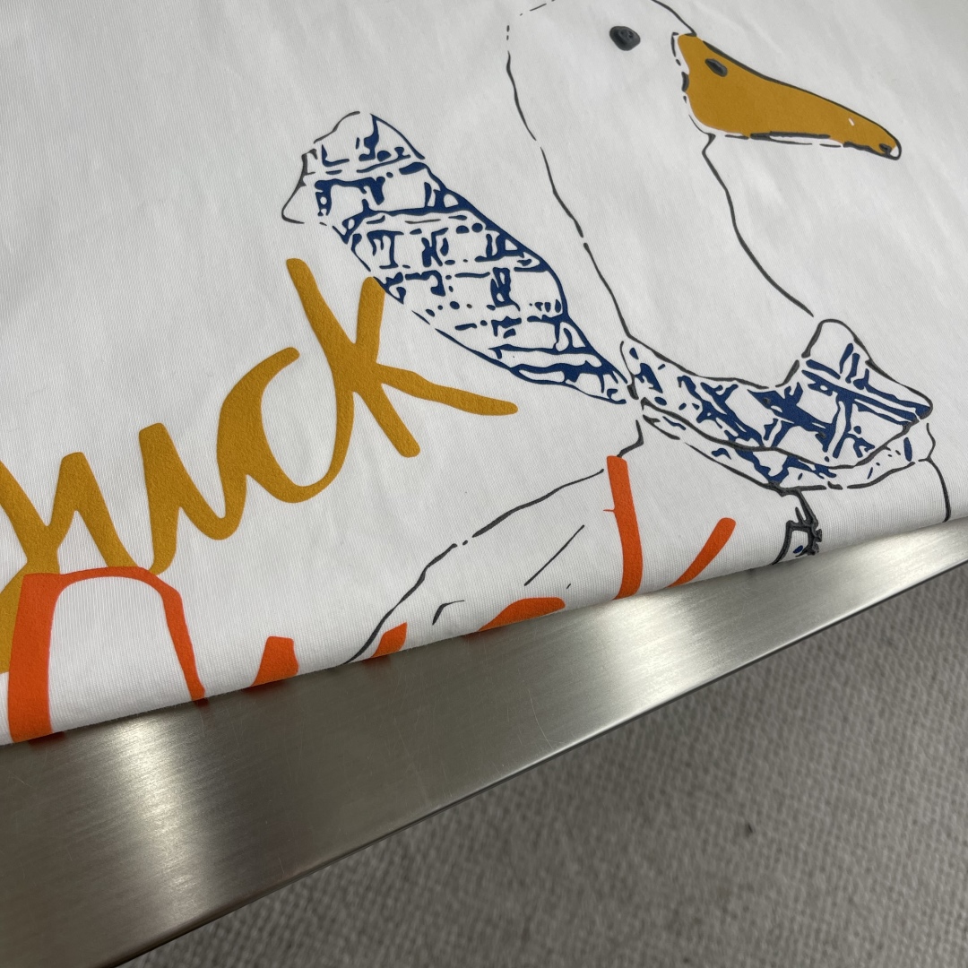 Burberry Duck Print Oversized T-Shirt - White, Playful Design 5 cmp i1743334723631 959 0 2