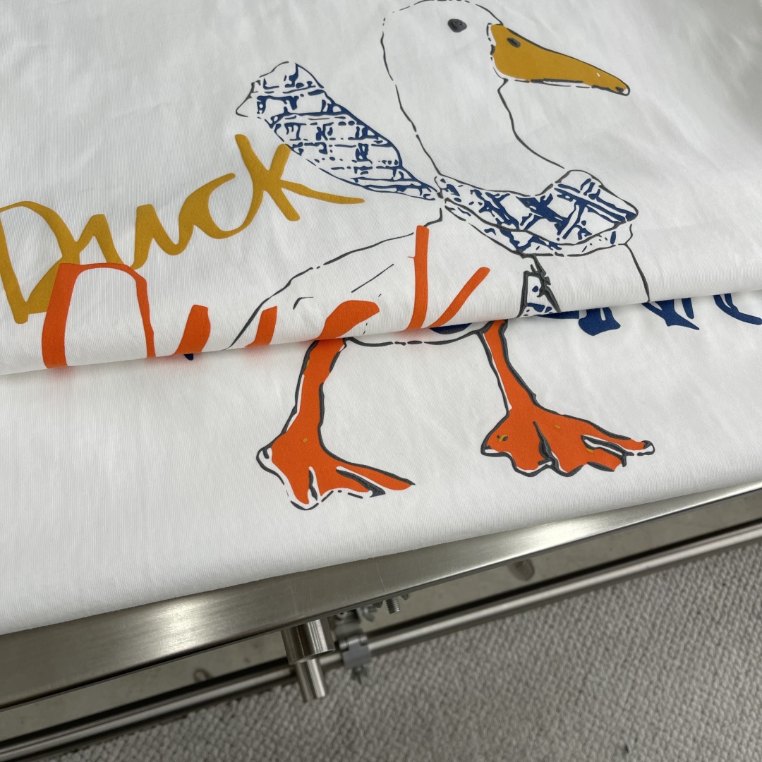 Burberry Duck Print Oversized T-Shirt - White, Playful Design 4 cmp i1743334723660 5996 0 1