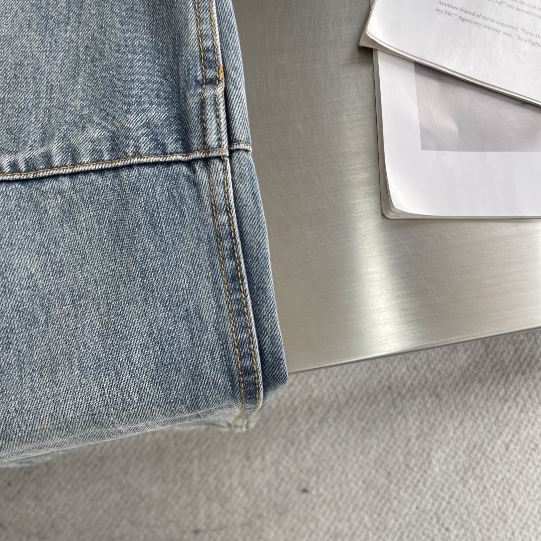 Loew Anagram Jeans: Customized Quality with Unique Engraving and Distressed Details - 图片 5