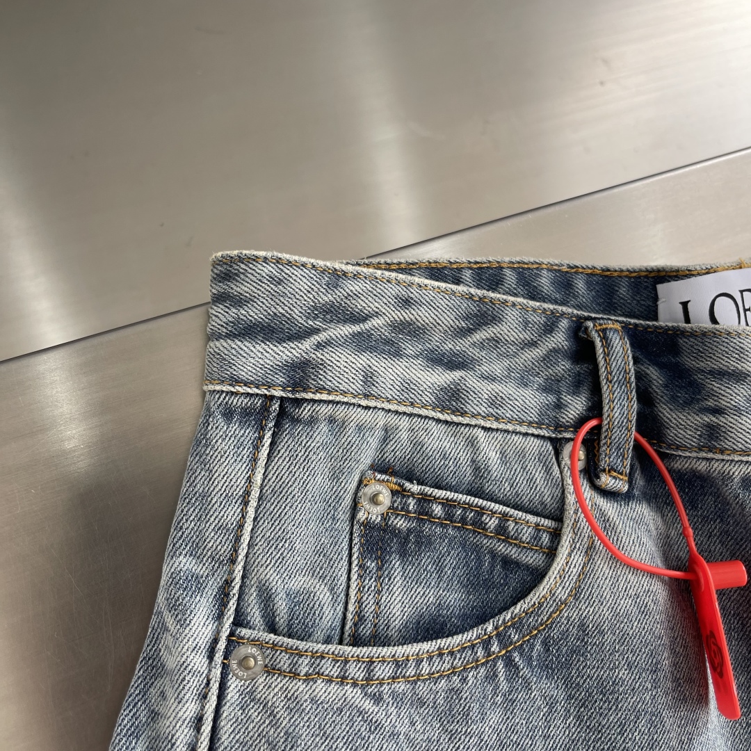 Loew Anagram Jeans: Customized Quality with Unique Engraving and Distressed Details - 图片 3