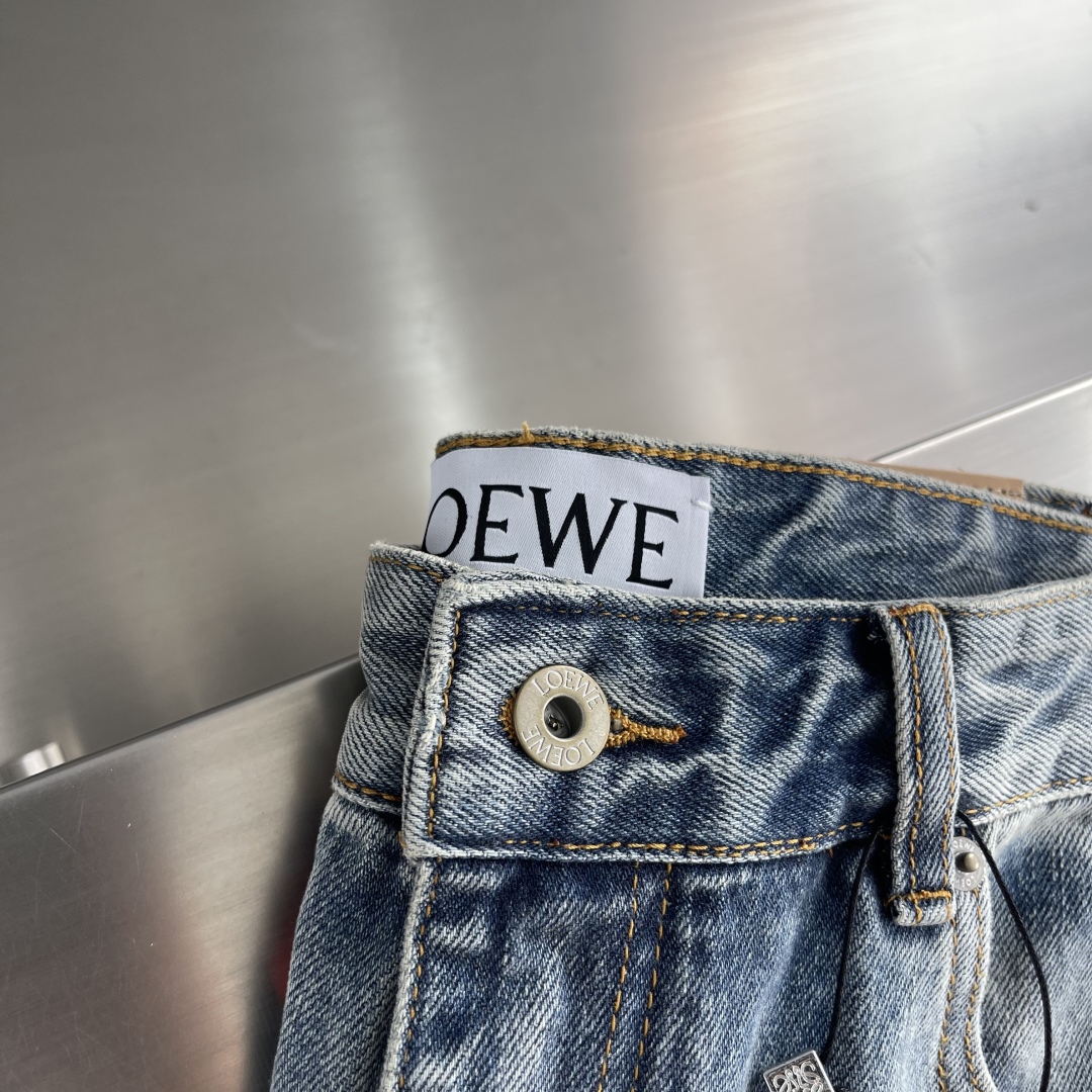 Loew Anagram Jeans: Customized Quality with Unique Engraving and Distressed Details - 图片 2