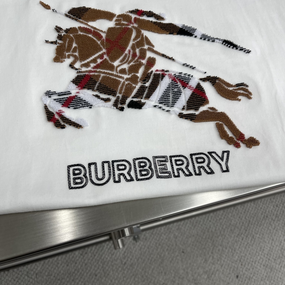 Burberry White Cotton T-Shirt with Equestrian Knight Design 5 cmp i1743430670126 1848 0 1