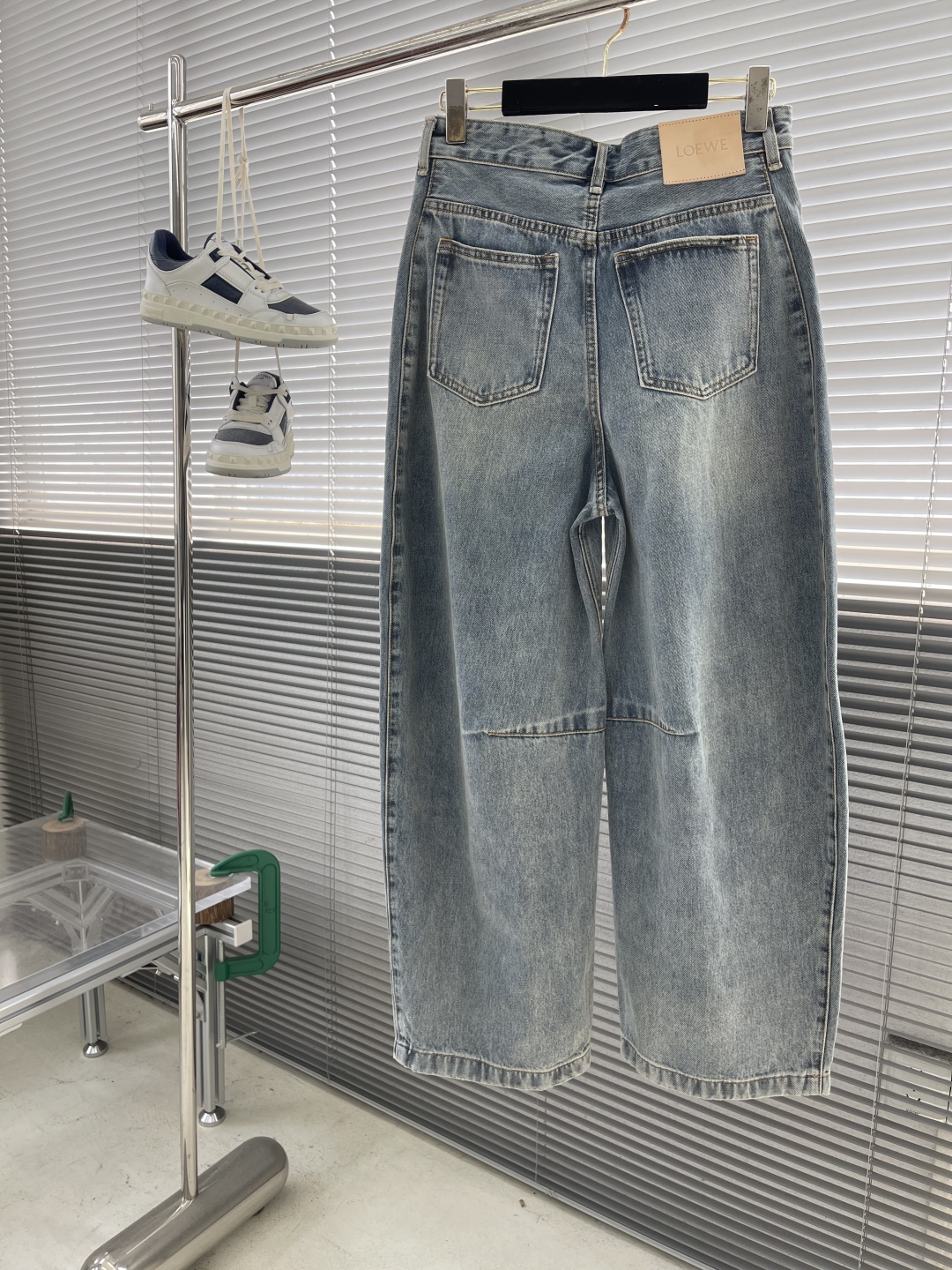 Loew Anagram Jeans: Customized Quality with Unique Engraving and Distressed Details - 图片 9