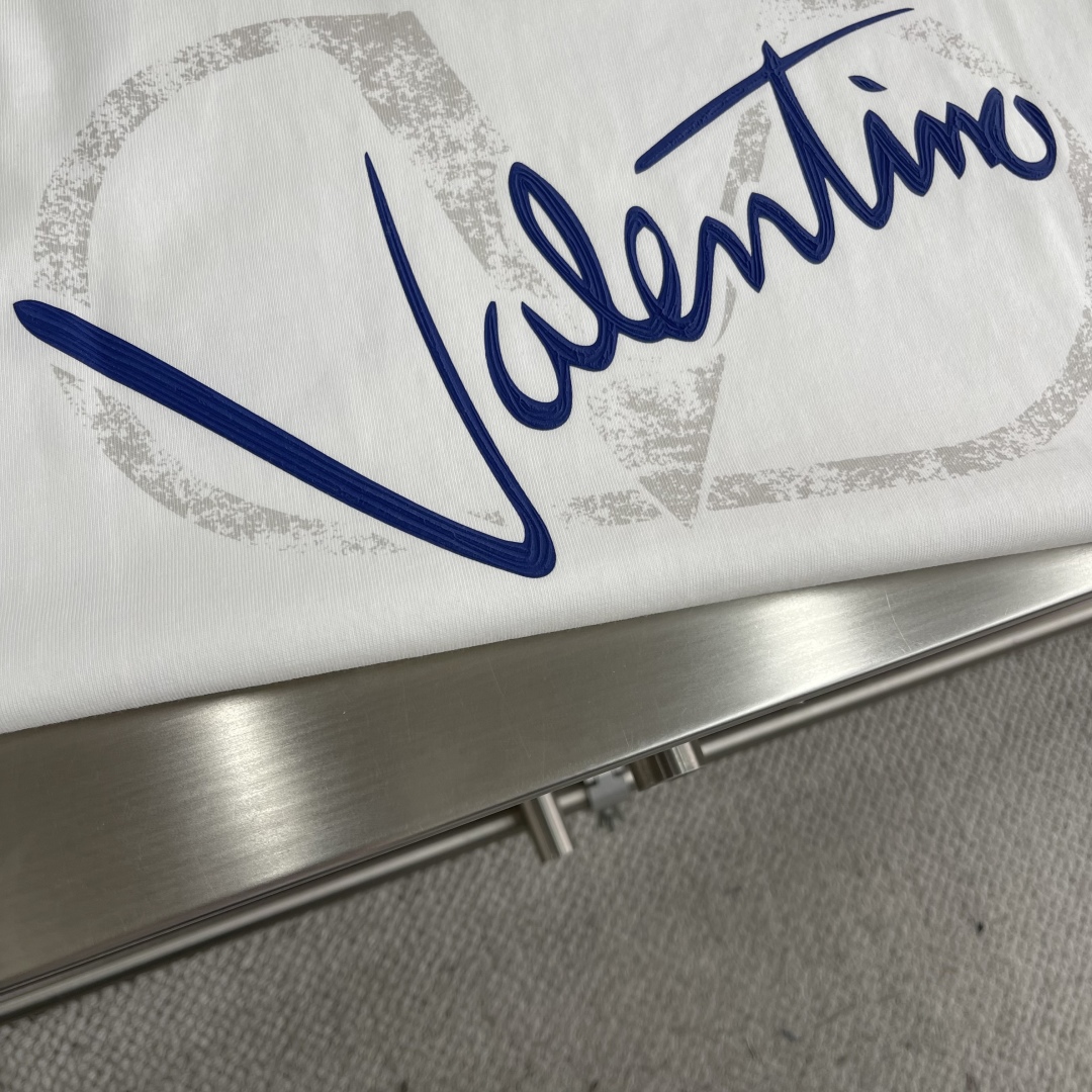 Valentino 2025 Spring/Summer White Cotton T-Shirt with Signature Logo 7 cmp i1743492910289 4403 0 4