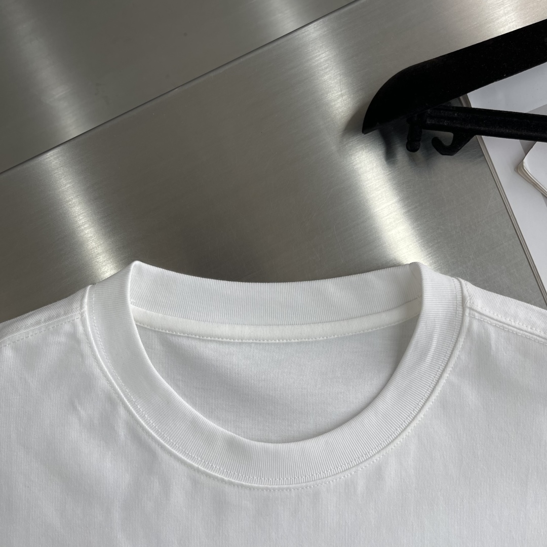Valentino 2025 Spring/Summer White Cotton T-Shirt with Signature Logo 3 cmp i1743492910289 5426 0 1