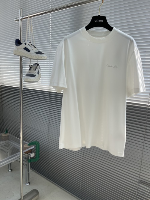 Dior 2025 Spring/Summer Cotton T-Shirt with Metal Logo - Luxurious Comfort 1 Dior 2025 Spring/Summer Cotton T-Shirt with Metal Logo - Luxurious Comfort