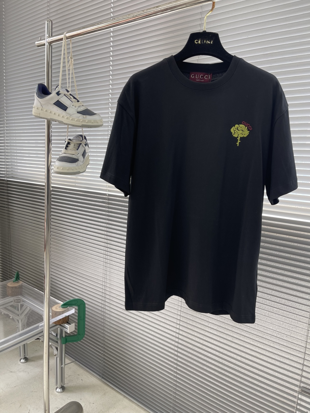 NO:135923,GUCC 25ss new standard style knitted cotton T-shirt cleverly incorporates Gucc flower embroidery to highlight the brand's charm. Same model for men and women S.M.L.XL 70727476 Shoulder width 4950.5 52 53.5 Bust 108112116120,,gucci,tees, t-shirt,alexander wang19860909GUCC 25ss新款标准版型针织棉T恤巧妙融入Gucc花朵刺绣,彰显品牌魅力. 男女同款 码数S.M.L.XL 衣长70727476 肩宽4950.5 52 53.5 胸围108112116120,,gucci,tees，t-shirt,alexander wang,Men's clothing