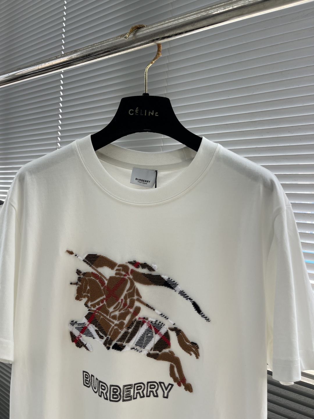 Burberry White Cotton T-Shirt with Equestrian Knight Design 2 cmp i1743589496213 1824 0 6