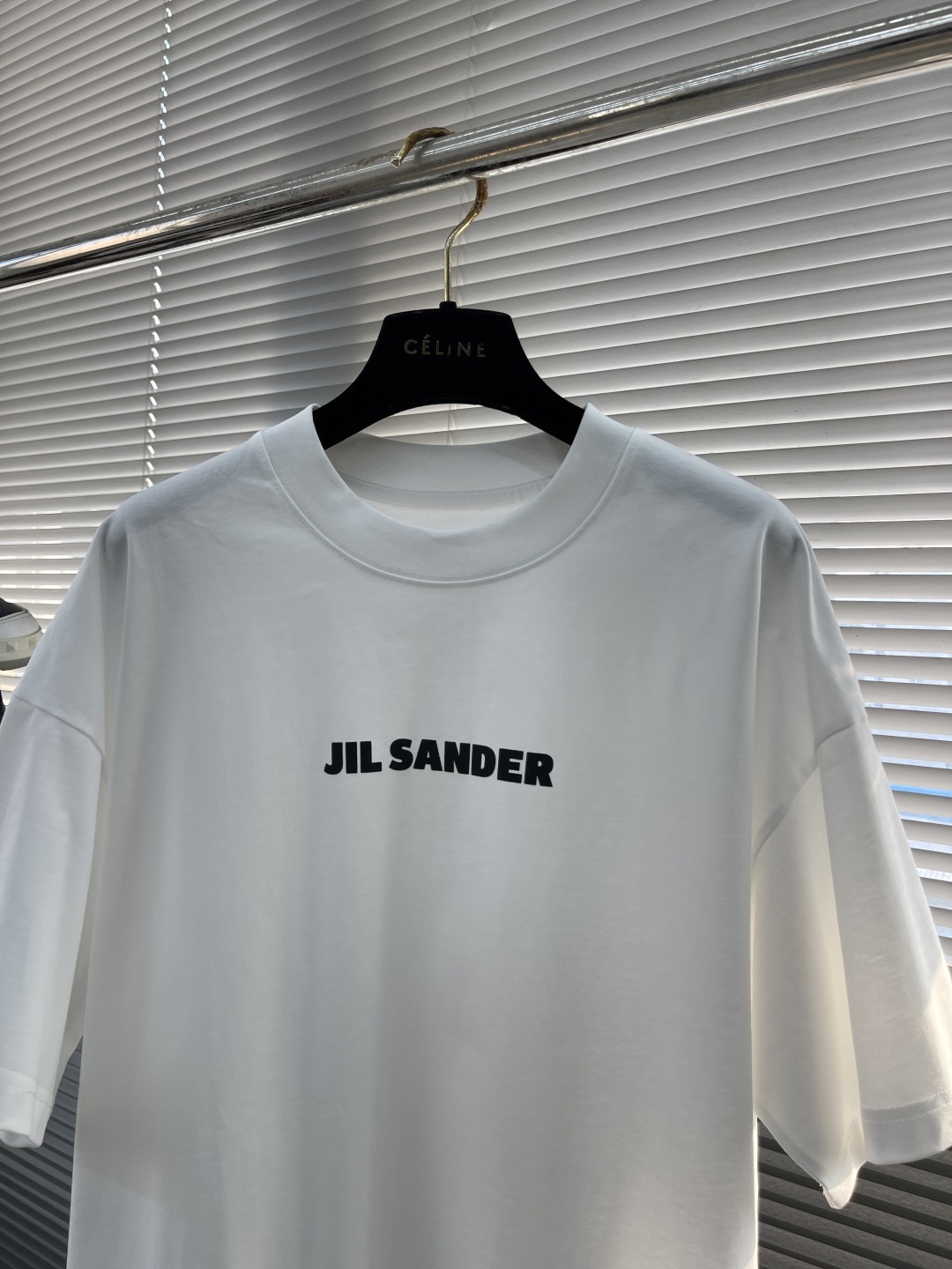 

-2025 Jil Sander 品牌经典黑白小字母T恤。
以其极简主义的设计理念，诠释了低调的奢华