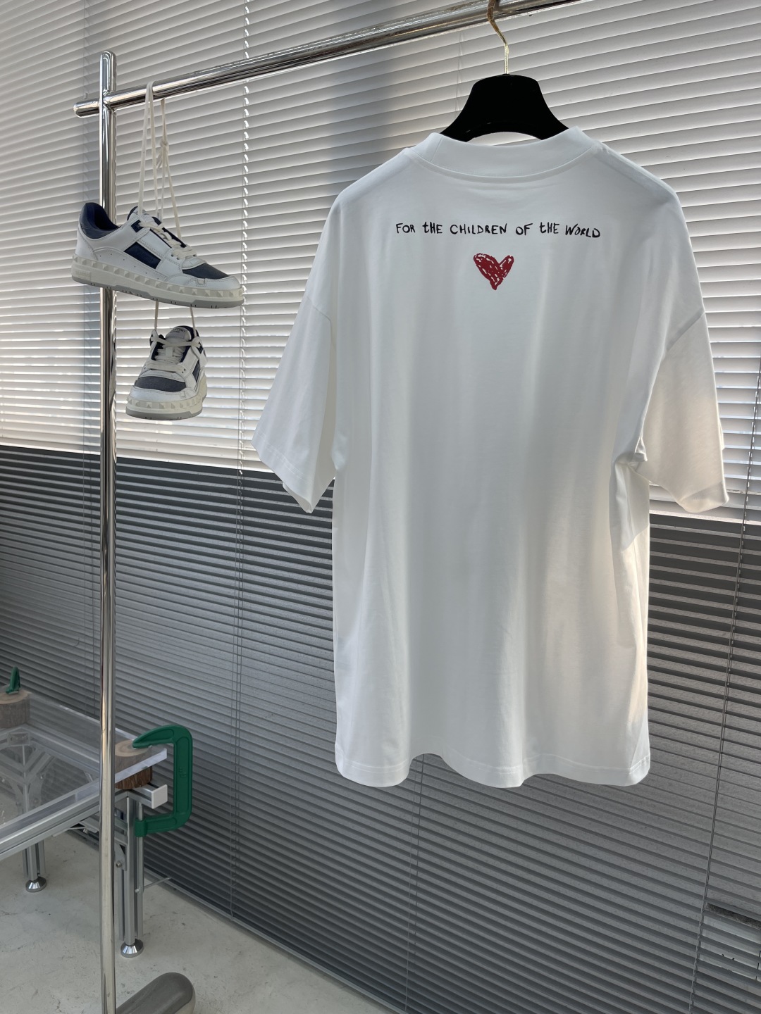 

-2025 Jil Sander 品牌经典黑白小字母T恤。
以其极简主义的设计理念，诠释了低调的奢华