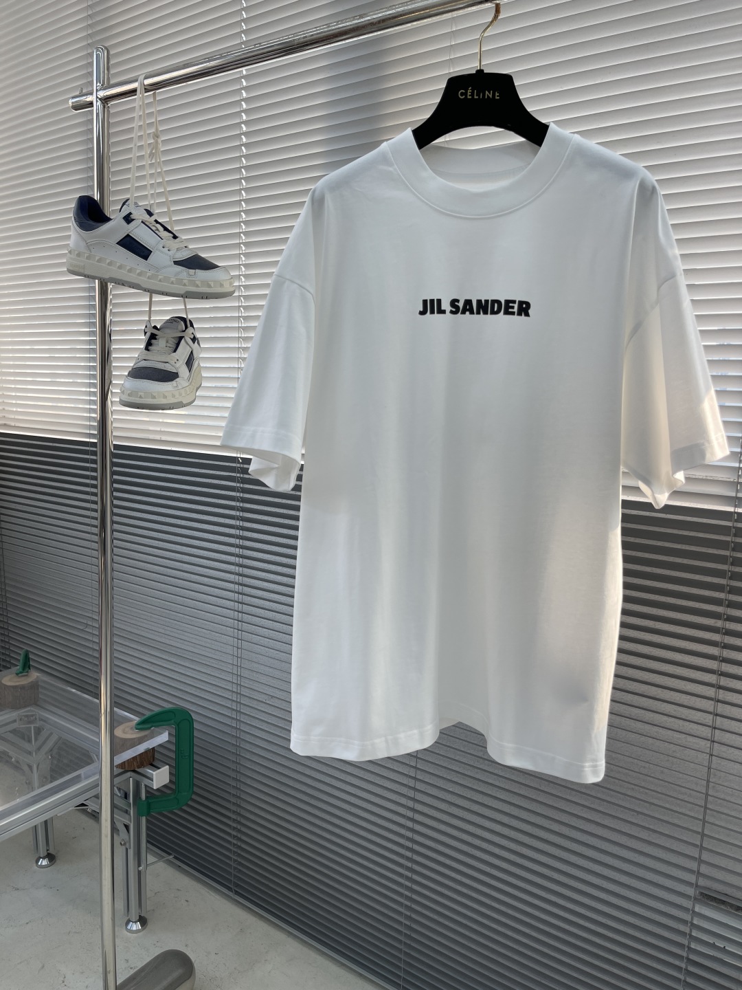

-2025 Jil Sander 品牌经典黑白小字母T恤。
以其极简主义的设计理念，诠释了低调的奢华