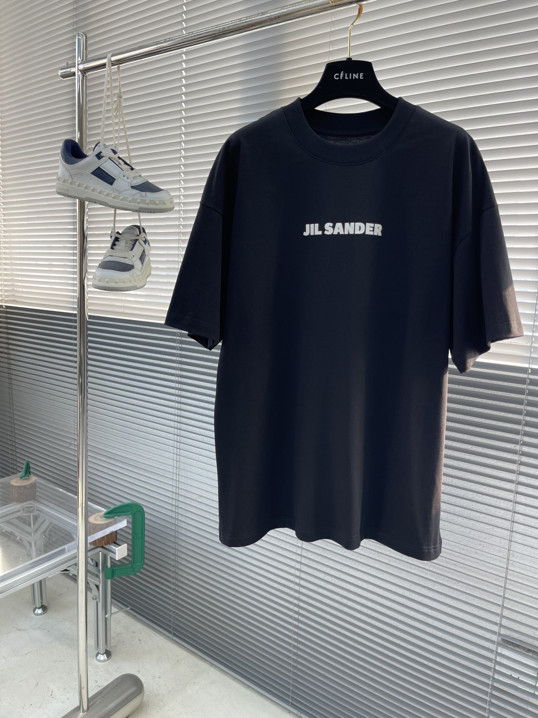 

-2025 Jil Sander 品牌经典黑白小字母T恤。
以其极简主义的设计理念，诠释了低调的奢华