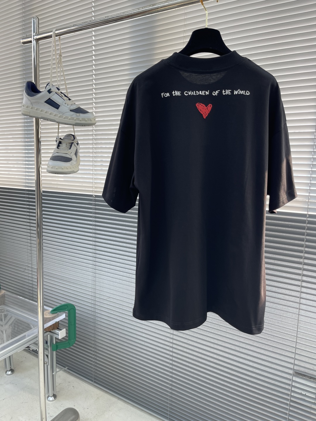 

-2025 Jil Sander 品牌经典黑白小字母T恤。
以其极简主义的设计理念，诠释了低调的奢华