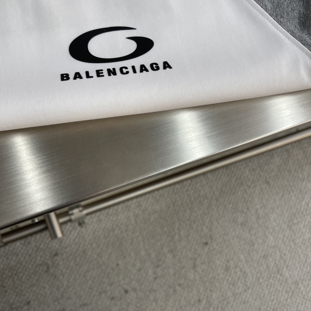 Balenciaga Oversized Raglan Sleeve T-Shirt - Soft & Breathable Fabric 5 cmp i1743594472671 8763 0 1