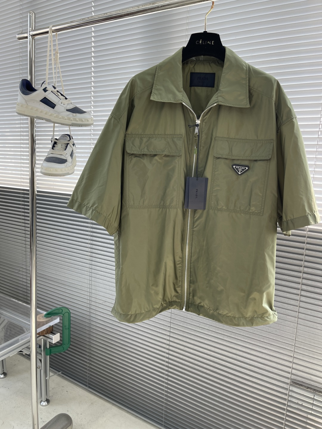 NO:135918,-PRAD Minimalist recycled nylon short-sleeved shirt This short-sleeved shirt combines practical details with sports elements. The fabric is recycled nylon. It is thinner than commonly used fabrics and is more suitable for spring and summer comfort. The neckline adopts semi-full moon corner craft. The details of the back are more lines. The upper body is more lined. The zipper lace adds a simple and practical fashion touch. Pig nose buckle. Drawstring. Adjustable hem width Oversize. Flat bottom edge. S M L XL Bust dress with long shoulder width. 1206858 1246959 1287060 1327161,,prada,versace,shirts,T-shirt,alexander wang19860909-PRAD 极简再生尼龙短袖衬衫 这款短袖衬衫将实用细节与运动元素相结合 面料采用再生尼龙 比常用的面料都要薄、更适合春夏的舒适性、 领口采用半圆月凌角工艺后背双复式拼接的细节上身更有线条而拉链衣襟则增添了一抹简洁而实用的时尚触感 猪鼻扣 抽绳 可调节下摆宽度Oversize版型 平直底边 码数S M L XL 胸围衣长肩宽 1206858 1246959 1287060 1327161,,prada,versace,shirts,T-shirt,alexander wang,Men's clothing