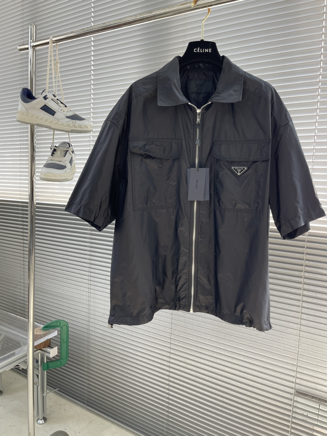 NO:135920,PRAD Minimalist Recycled Nylon Short-sleeved Shirt This short-sleeved shirt combines practical details with sports elements. The fabric is recycled nylon. It is thinner than commonly used fabrics and is more suitable for spring and summer comfort. The neckline adopts semi-full moon corner craft. The details of the back are more lines. The upper body is more lined. The zipper lace adds a simple and practical fashion touch. Pig nose buckle. Drawstring. Adjustable hem width Oversize. Flat bottom edge. S M L XL Bust dress with long shoulder width. 1206858 1246959 1287060 1327161,,prada,versace,shirts,T-shirt,alexander wang.19860909PRAD 极简再生尼龙短袖衬衫 这款短袖衬衫将实用细节与运动元素相结合 面料采用再生尼龙 比常用的面料都要薄、更适合春夏的舒适性、 领口采用半圆月凌角工艺后背双复式拼接的细节上身更有线条而拉链衣襟则增添了一抹简洁而实用的时尚触感 猪鼻扣 抽绳 可调节下摆宽度Oversize版型 平直底边 码数S M L XL 胸围衣长肩宽 1206858 1246959 1287060 1327161,,prada,versace,shirts,T-shirt,alexander wang,Men's clothing