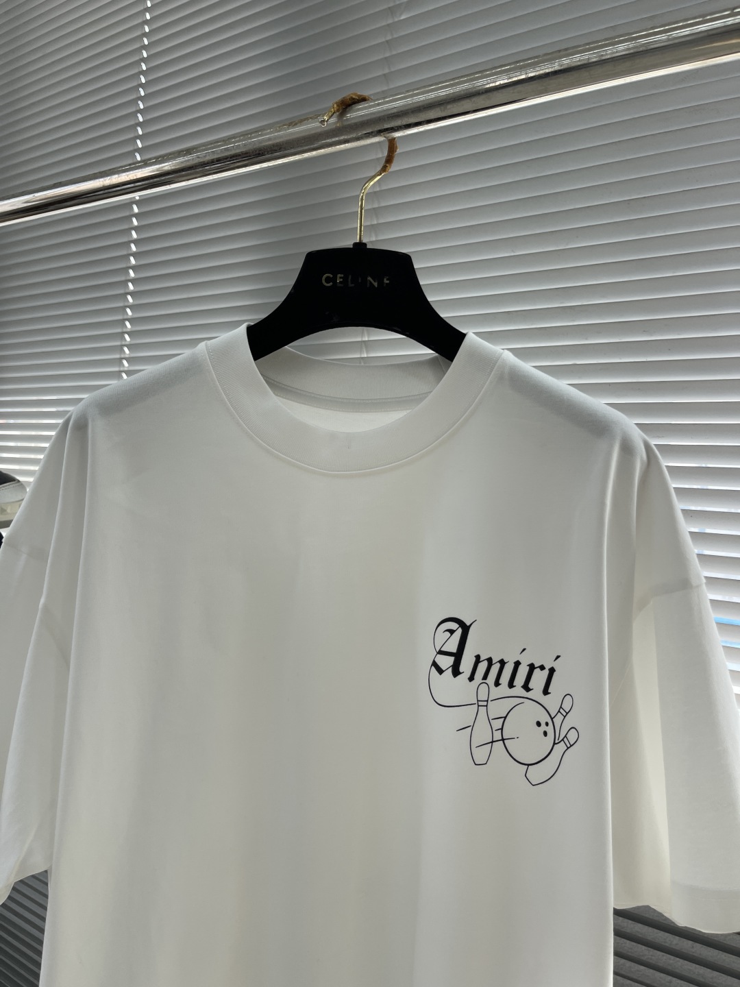 

-Amiri的白色T恤，简约中带着满满的个性。干净的白色底色，给人一种清爽的感觉。
背后大大的“Am