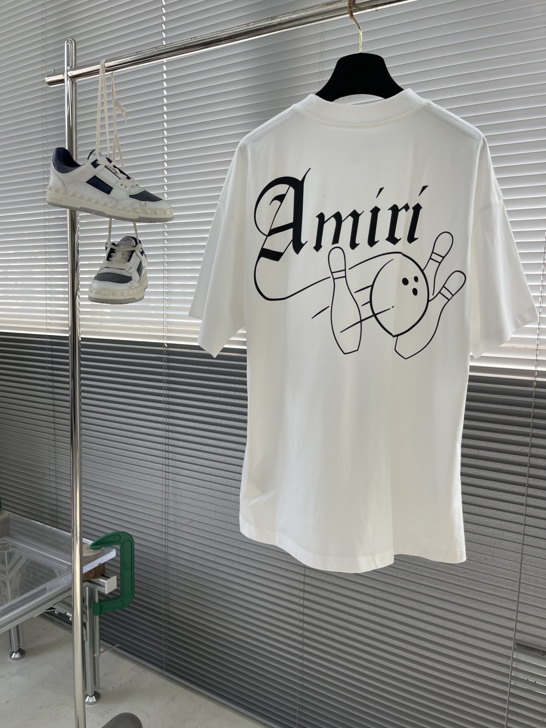 

-Amiri的白色T恤，简约中带着满满的个性。干净的白色底色，给人一种清爽的感觉。
背后大大的“Am