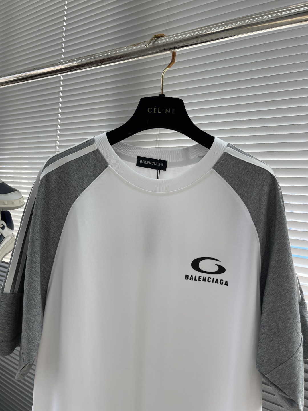 Balenciaga Oversized Raglan Sleeve T-Shirt - Soft & Breathable Fabric 2 cmp i1743672796373 9761 0 6