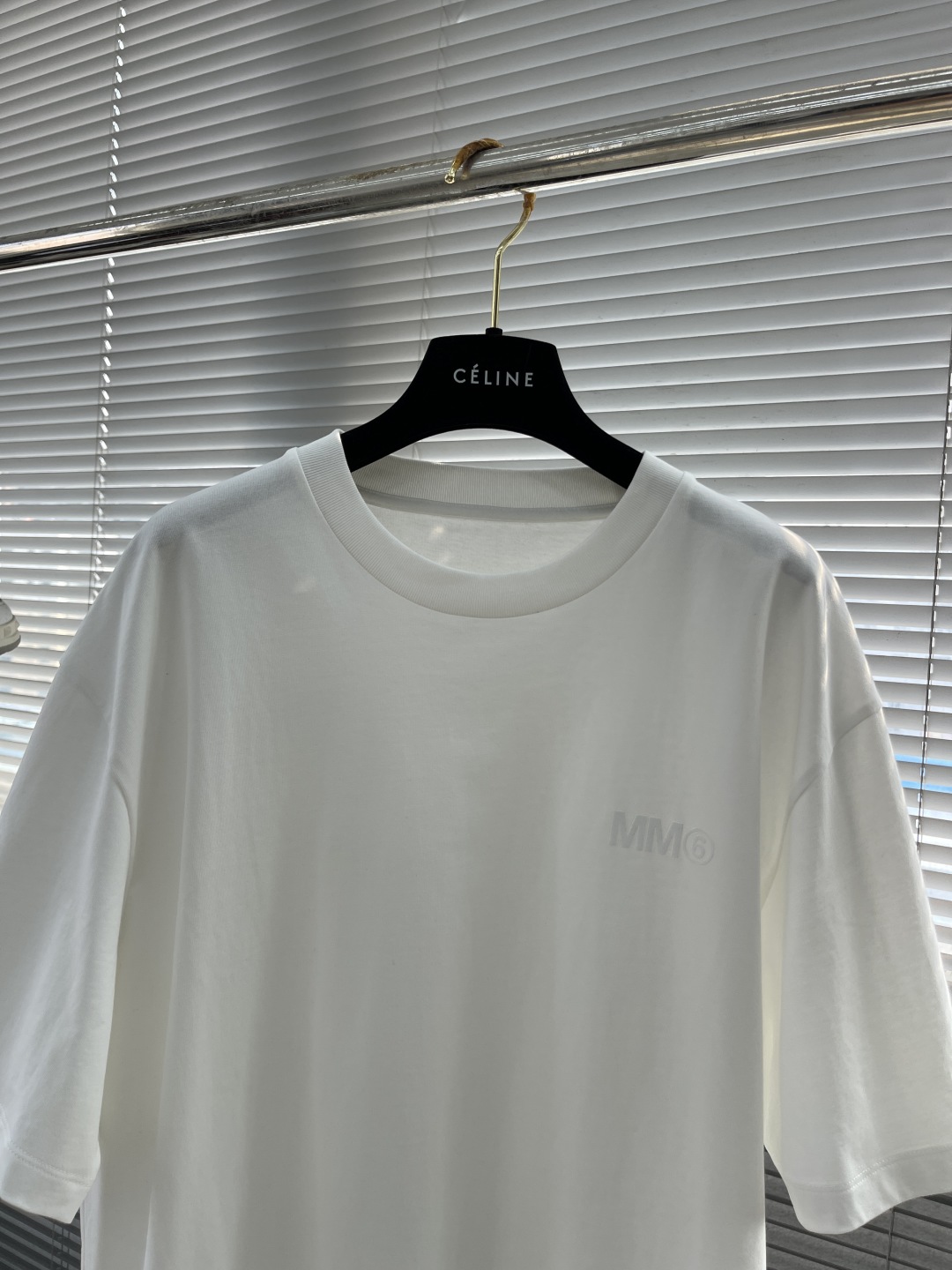 Maison Margiela White Cotton T-Shirt with Silicone Logo - Spring/Summer 2025 3 cmp i1743677670306 7377 0 8