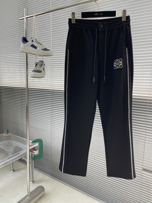 Loewe 2025 Spring/Summer Casual Sweatpants with Brand Accents 1 Loewe 2025 Spring/Summer Casual Sweatpants with Brand Accents