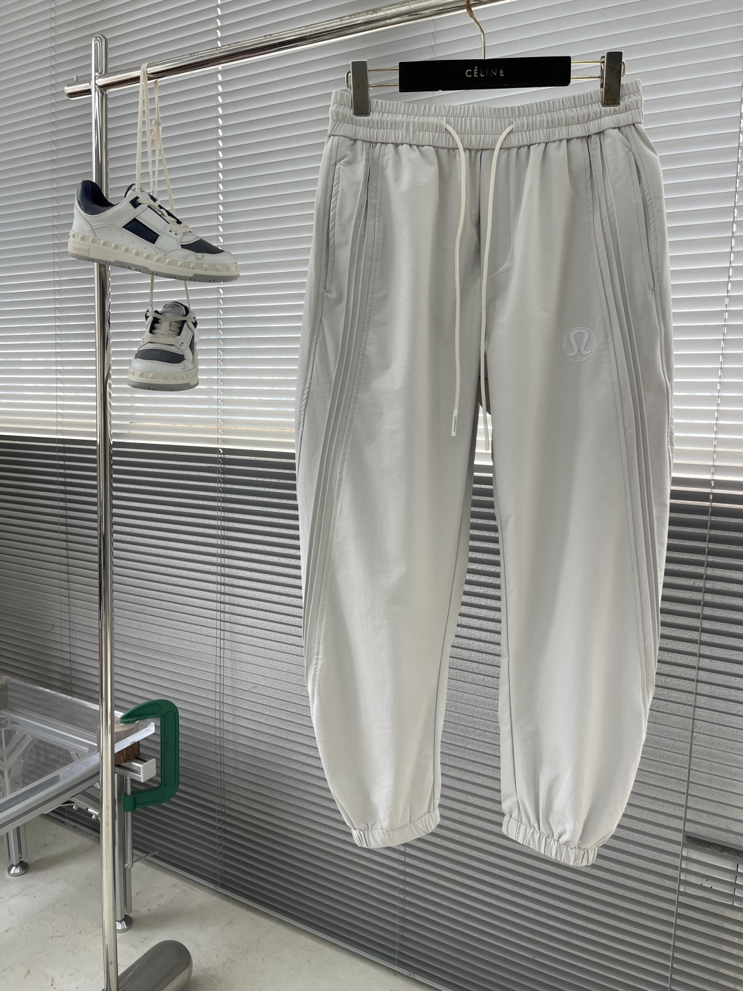 NO:135962,-lulu 2025ss new simple style sports trousers, three-dimensional embroidery craftsmanship, elastic waist, small wide pants, versatile and not picky, same style for boys and girls, size M-3XL,,alexander wang19860909-lulu 2025ss新款简约风运动卫裤 立体绣花工艺 松紧腰头 微阔裤型 百搭不挑人 男生女生同款 码数M-3XL,,alexander wang,Men's clothing