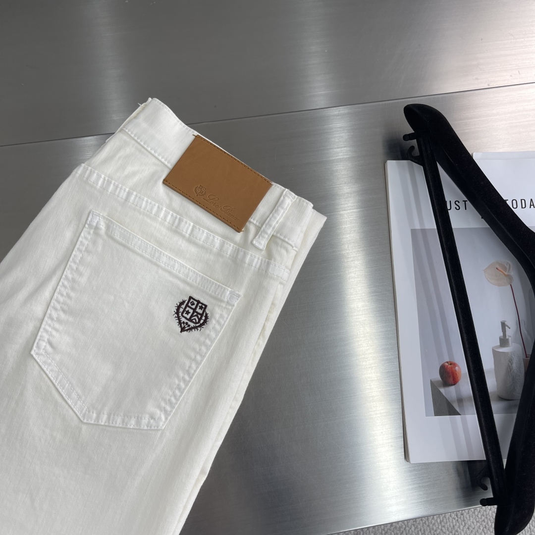 

-Loro Piana  简约白色牛仔裤
进口五金辅料，搭配lp。家的御用金属....质感细节的完美