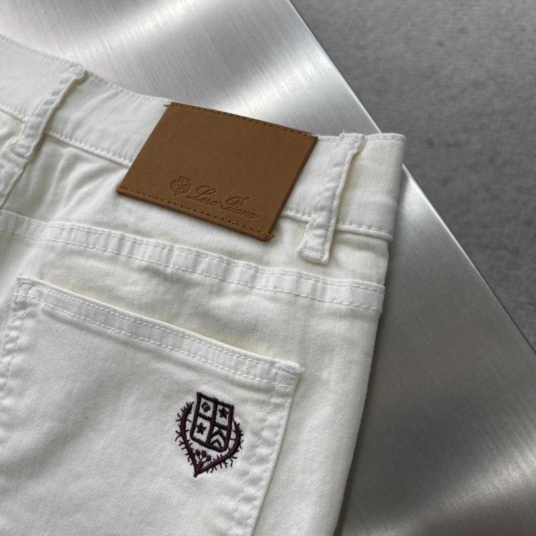

-Loro Piana  简约白色牛仔裤
进口五金辅料，搭配lp。家的御用金属....质感细节的完美