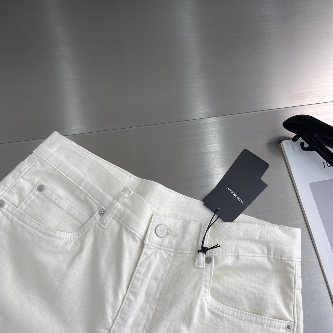 

-Loro Piana  简约白色牛仔裤
进口五金辅料，搭配lp。家的御用金属....质感细节的完美