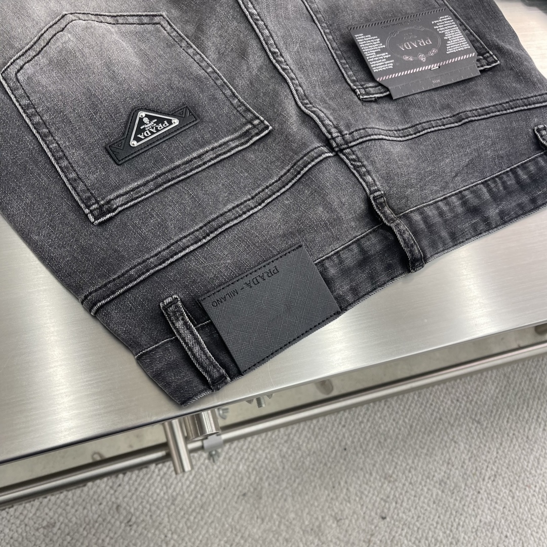 Men's Straight-Leg Sand Wash Gray Jeans with Leather Triangle Detail 4 cmp i1743849104593 2720 0 5
