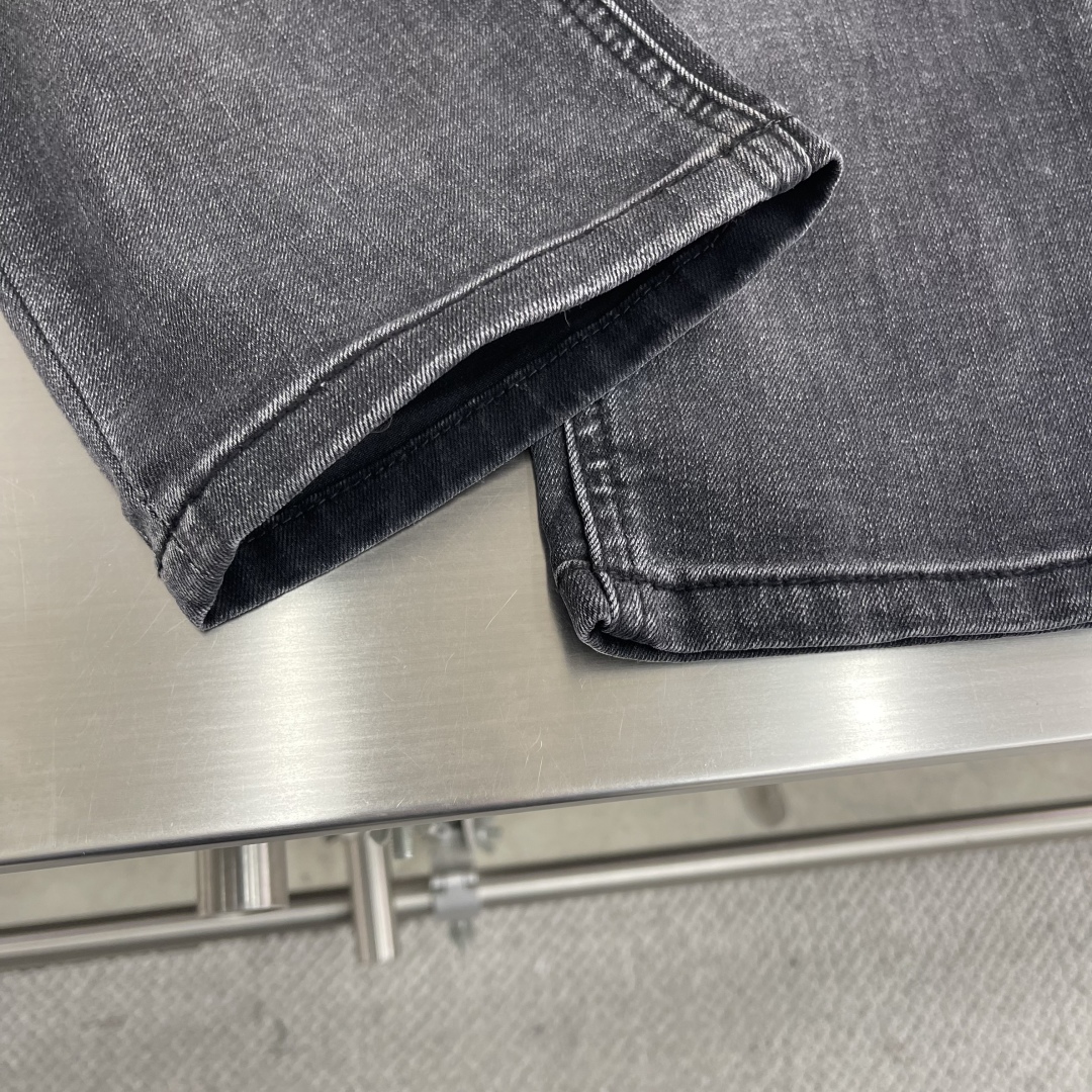 Men's Straight-Leg Sand Wash Gray Jeans with Leather Triangle Detail 8 cmp i1743849106408 8248 0 4