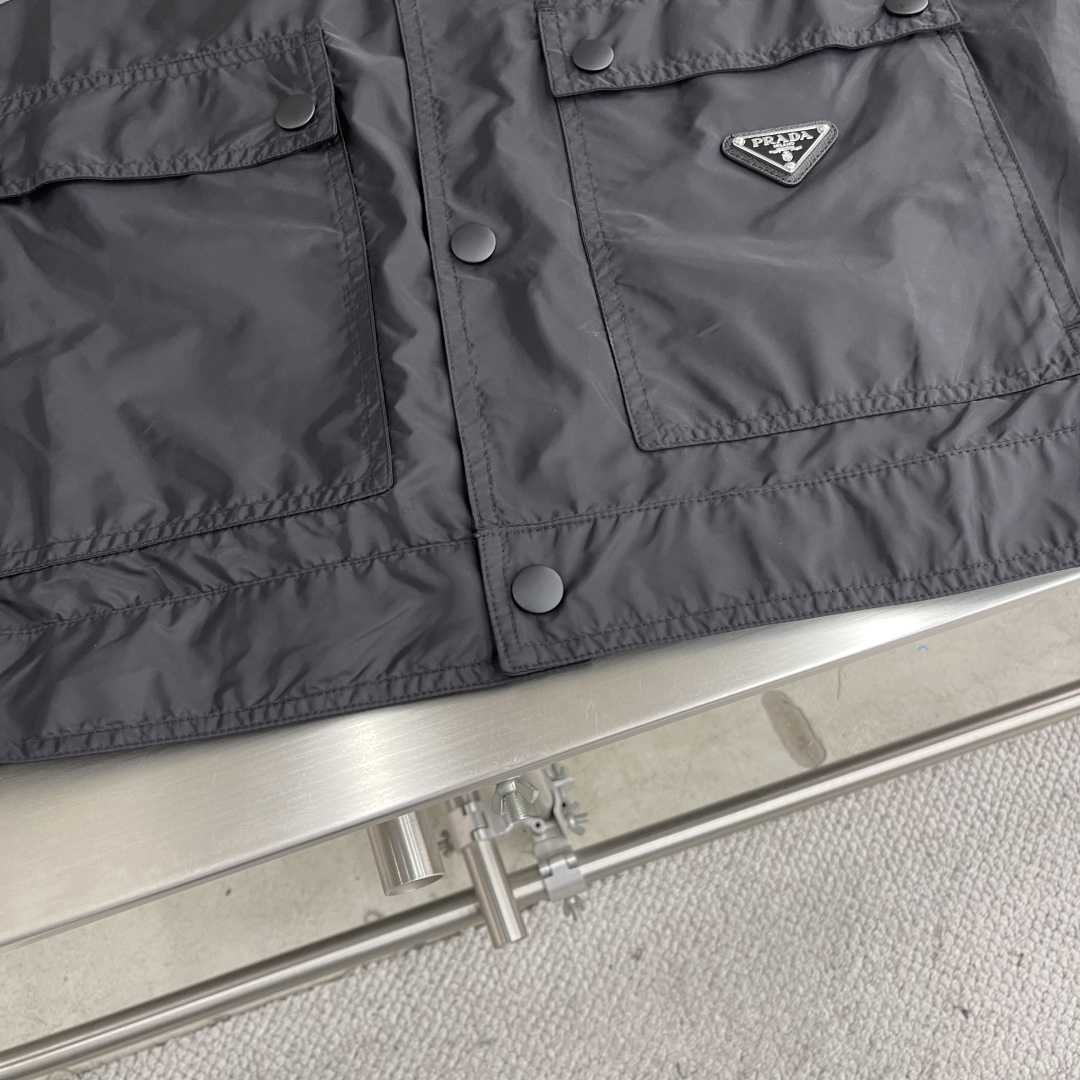 Prada Re-Nylon Jacket: Lightweight, Water-Resistant, and Wrinkle-Resistant 7 cmp i1743933707805 9523 0 3