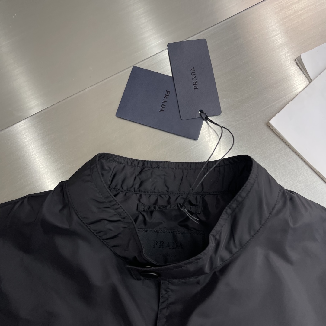 Prada Re-Nylon Jacket: Lightweight, Water-Resistant, and Wrinkle-Resistant 4 cmp i1743933707823 1940 0 0
