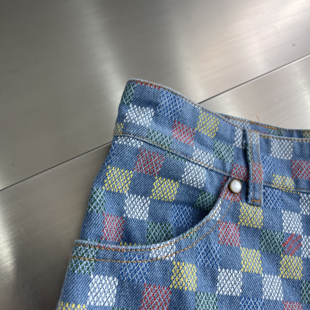 Louis Vuitton 25SS Damier Pattern Shorts - Summer Trend 5 cmp i1743933891940 9204 0 1