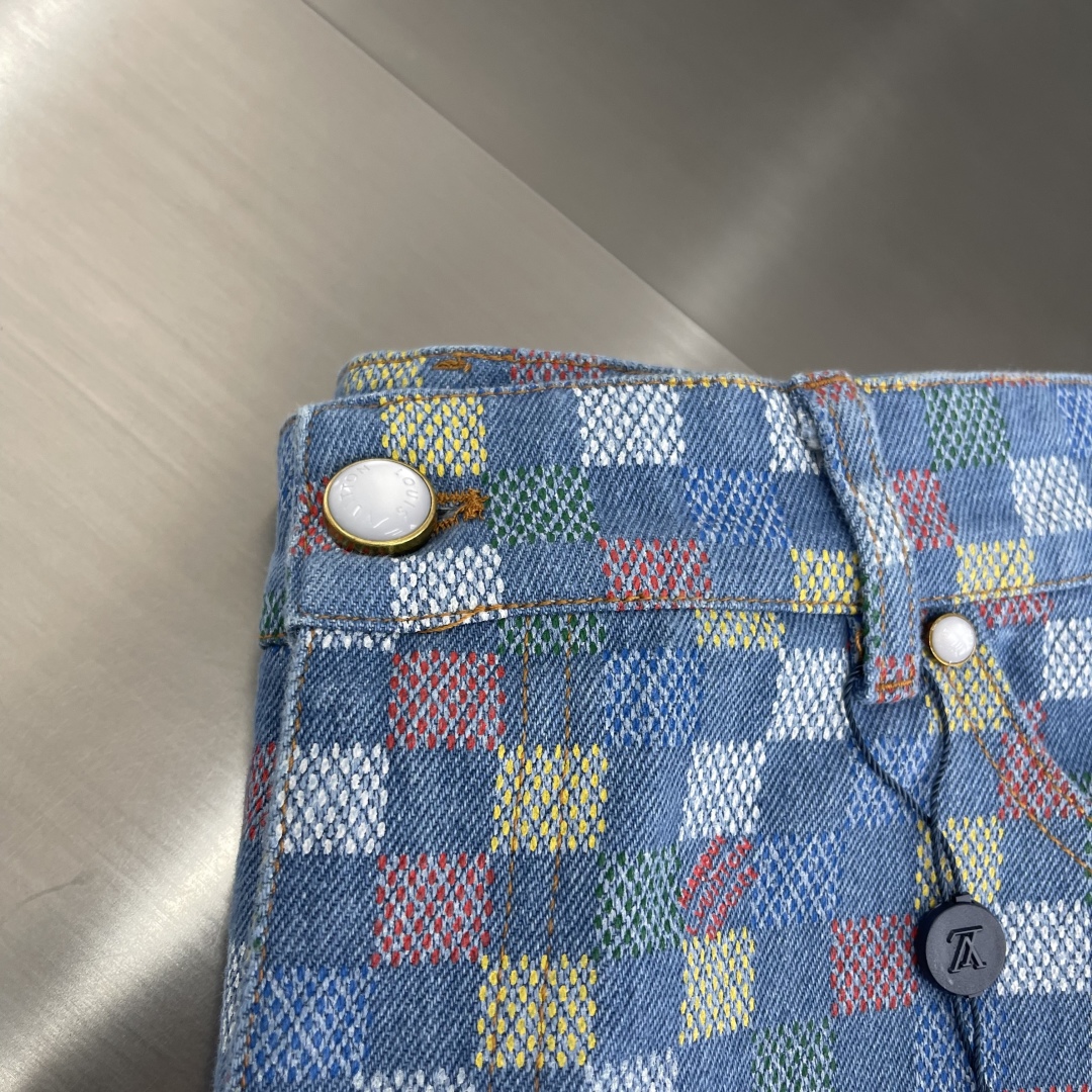 Louis Vuitton 25SS Damier Pattern Shorts - Summer Trend 4 cmp i1743933893624 9313 0 0
