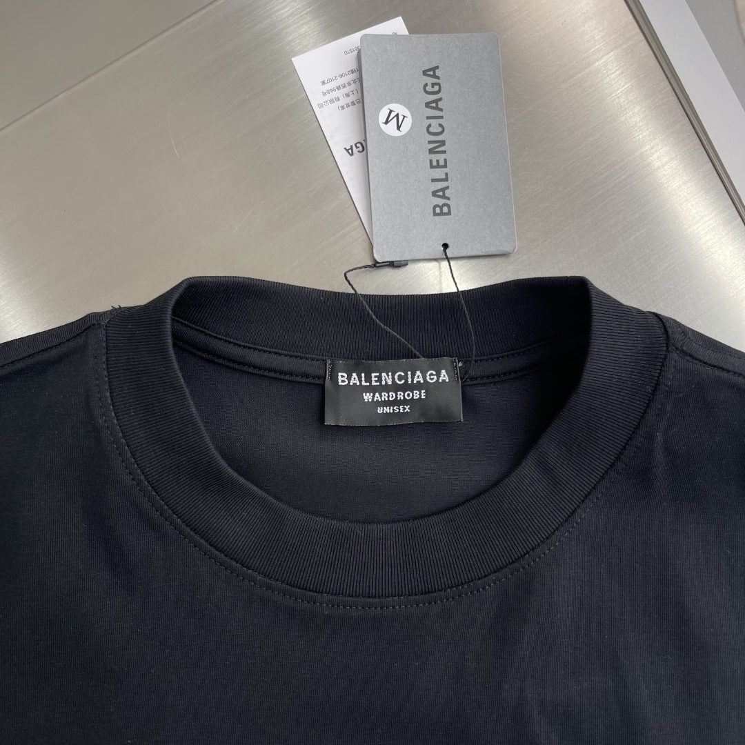 Balenciaga Oversized T-Shirt with Thick Logo - Stylish, Comfortable, and Durable 4 cmp i1743934055430 1037 0 0