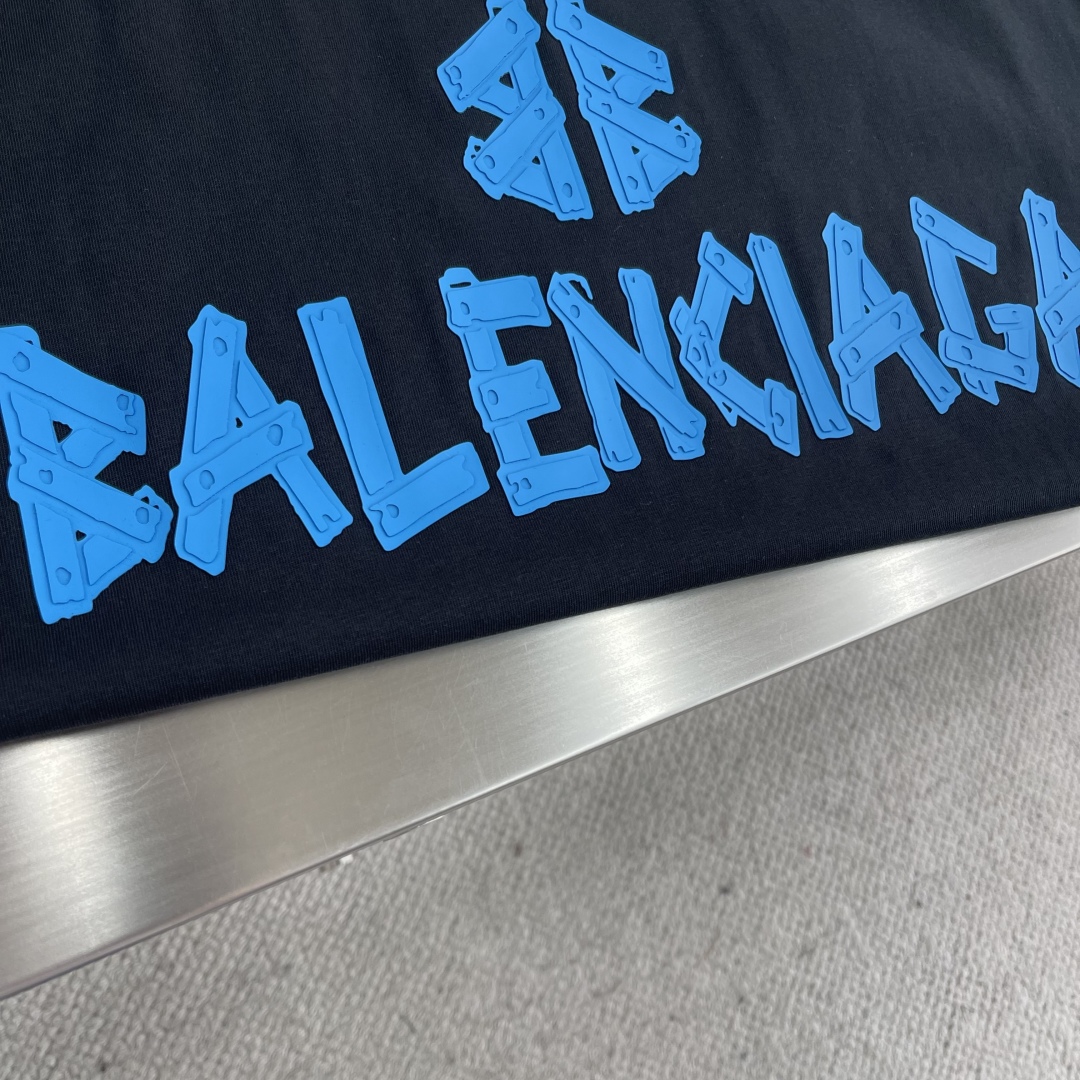 Balenciaga Oversized T-Shirt with Thick Logo - Stylish, Comfortable, and Durable 7 cmp i1743934055447 5420 0 3