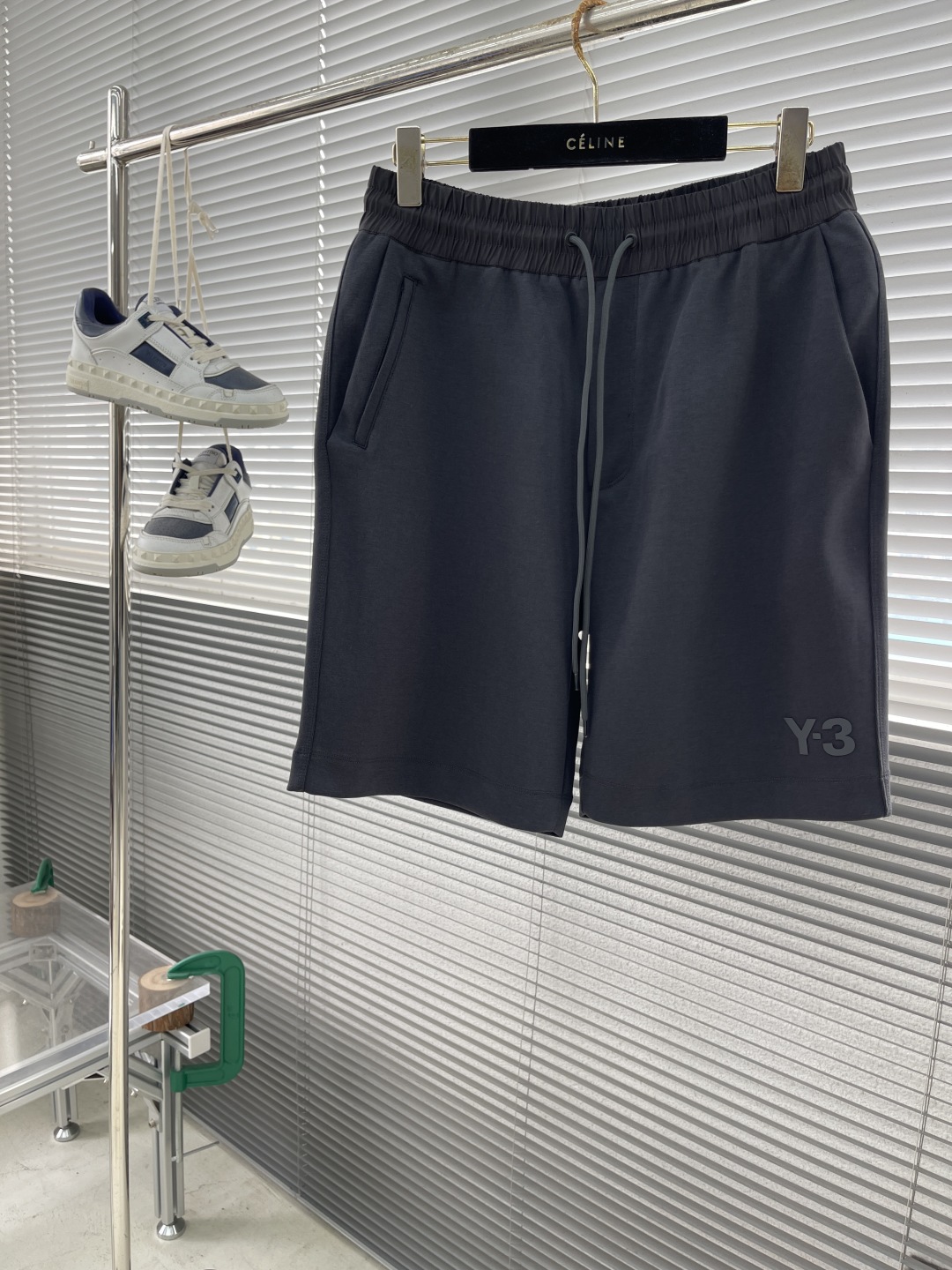 

-Y-3  25ss春夏新款抽绳短裤！
贸易公司渠道稀出，春夏季必入的时尚运动短裤，此款精选高针高密