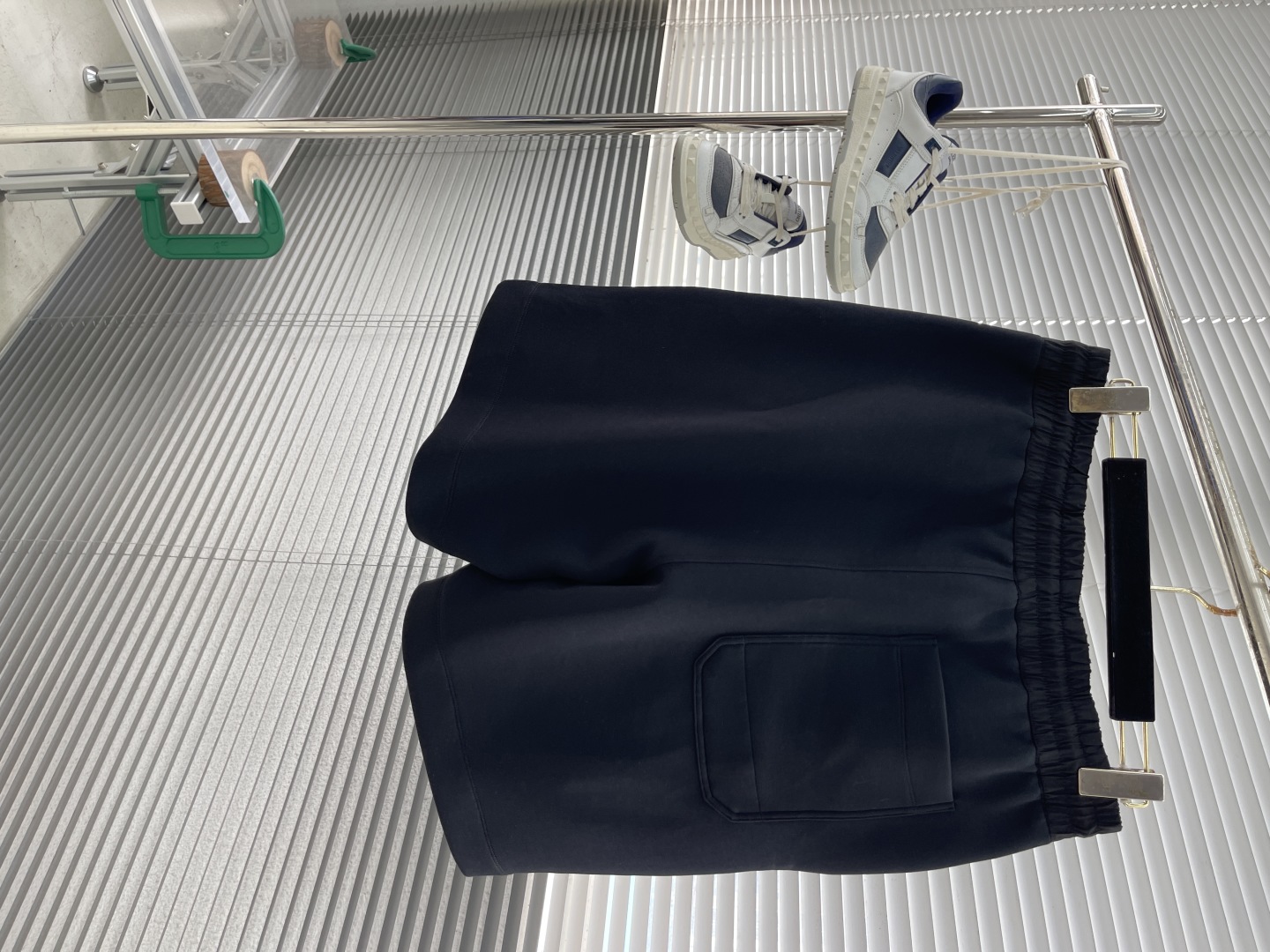

-Y-3  25ss春夏新款抽绳短裤！
贸易公司渠道稀出，春夏季必入的时尚运动短裤，此款精选高针高密