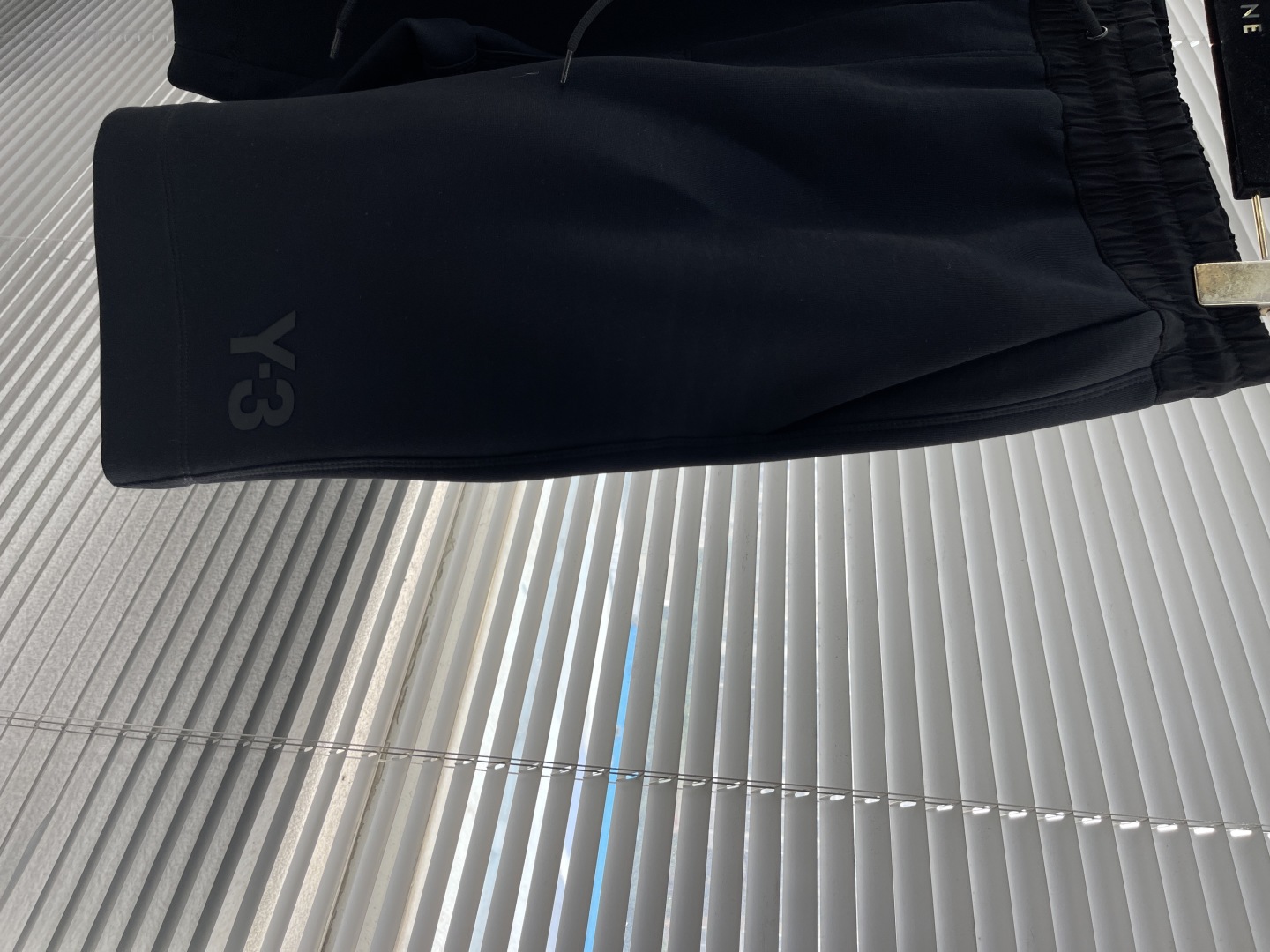 

-Y-3  25ss春夏新款抽绳短裤！
贸易公司渠道稀出，春夏季必入的时尚运动短裤，此款精选高针高密
