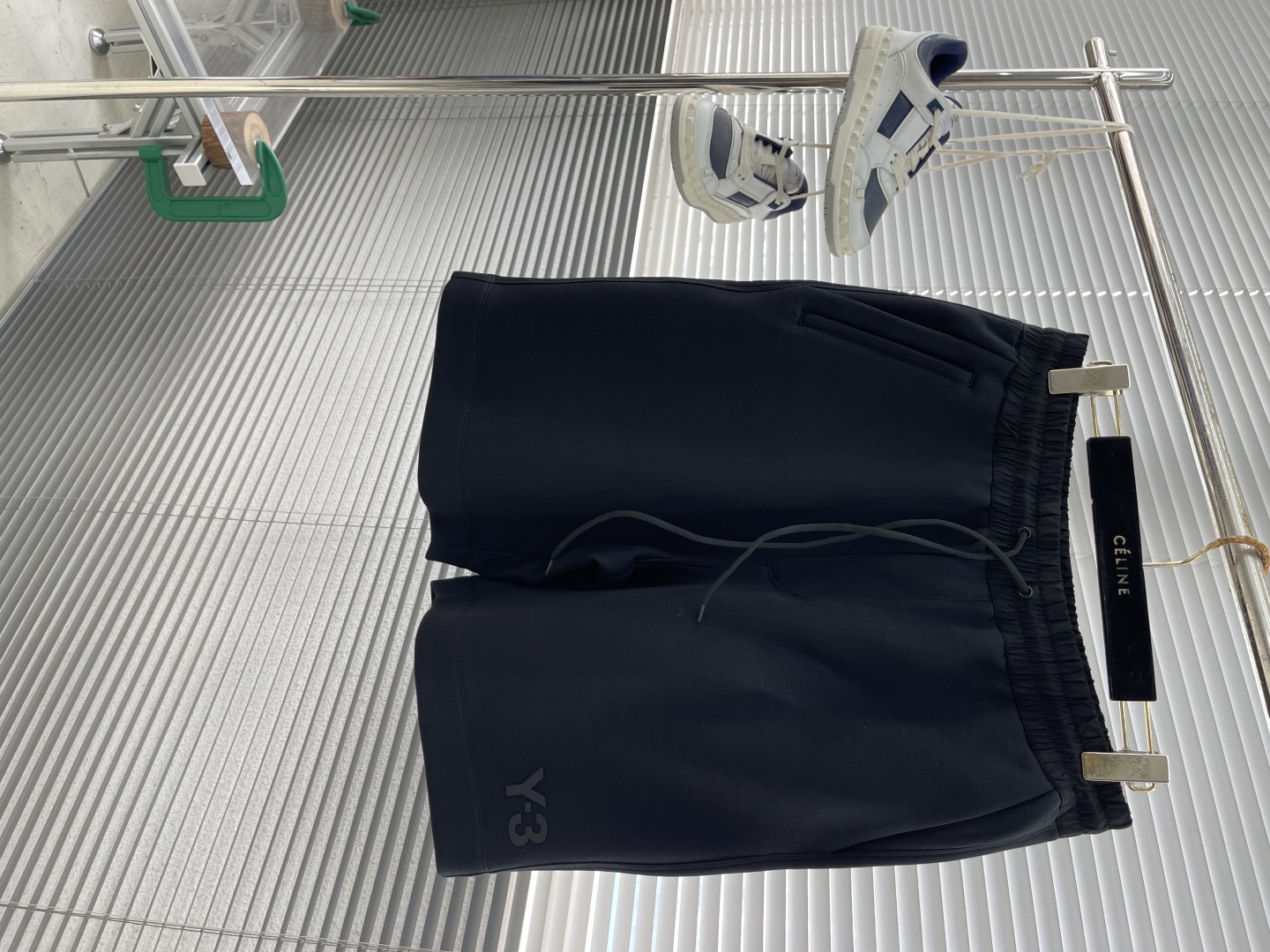 

-Y-3  25ss春夏新款抽绳短裤！
贸易公司渠道稀出，春夏季必入的时尚运动短裤，此款精选高针高密