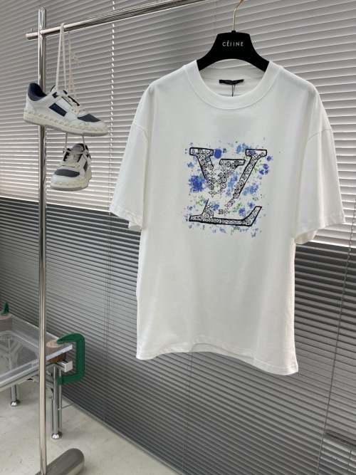 Louis Vuitton 2025 Spring/Summer Floral LV Logo Cotton T-Shirt, Relaxed Fit 1 Louis Vuitton 2025 Spring/Summer Floral LV Logo Cotton T-Shirt, Relaxed Fit