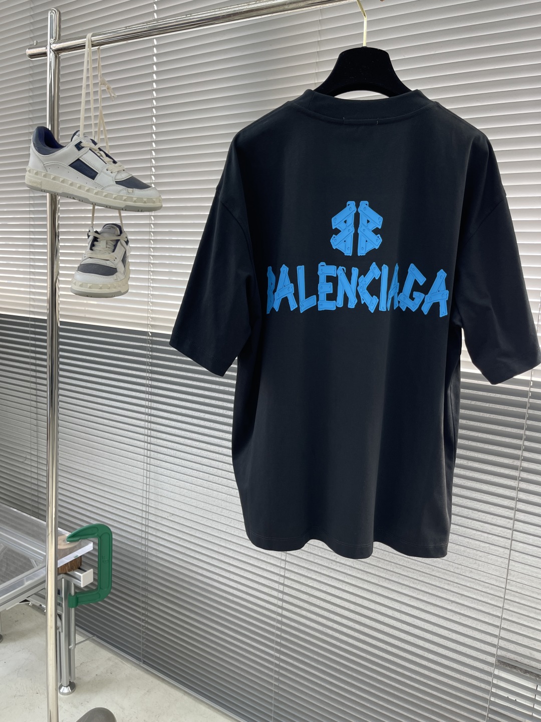 Balenciaga Oversized T-Shirt with Thick Logo - Stylish, Comfortable, and Durable 8 cmp i1744023227968 635 0 7