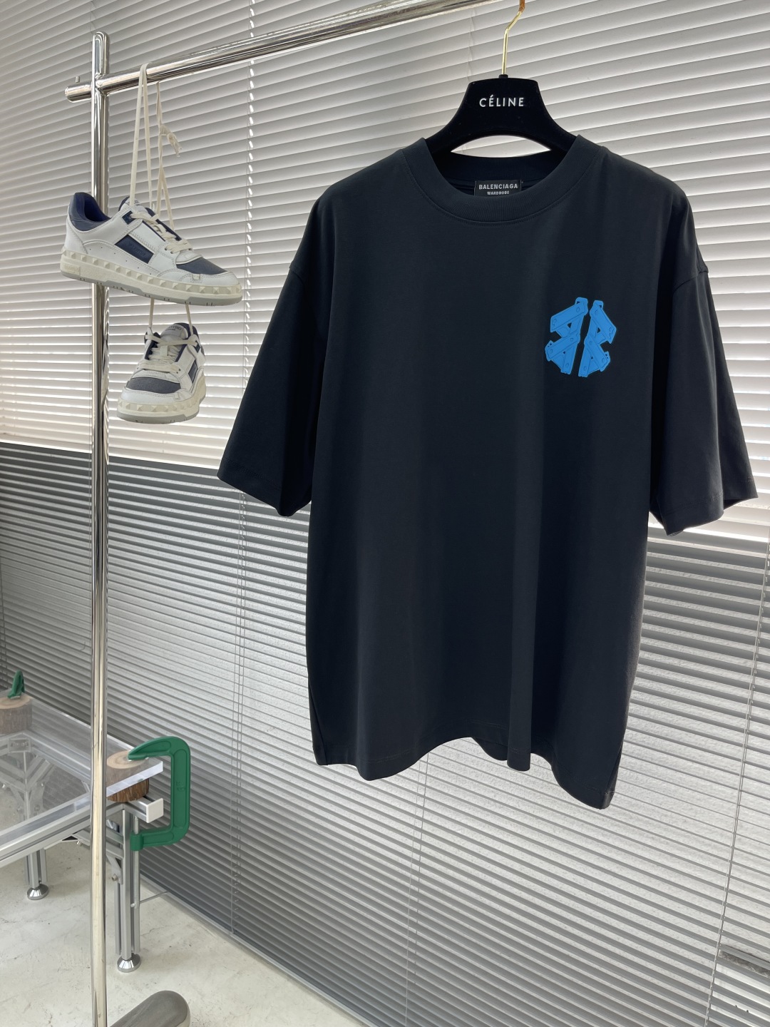 Balenciaga Oversized T-Shirt with Thick Logo - Stylish, Comfortable, and Durable 1 cmp i1744023227970 7599 0 5