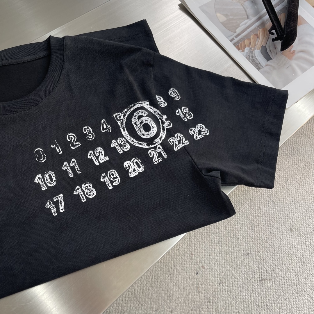 

-MM6 马吉拉 25FW新品oversize阔版短袖
进口100%埃及棉胸前个性数字印花宽松男士短