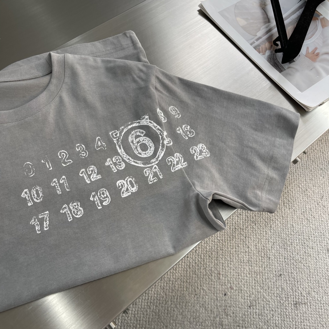-MM6 马吉拉 25FW新品oversize阔版短袖
进口100%埃及棉胸前个性数字印花宽松男士短