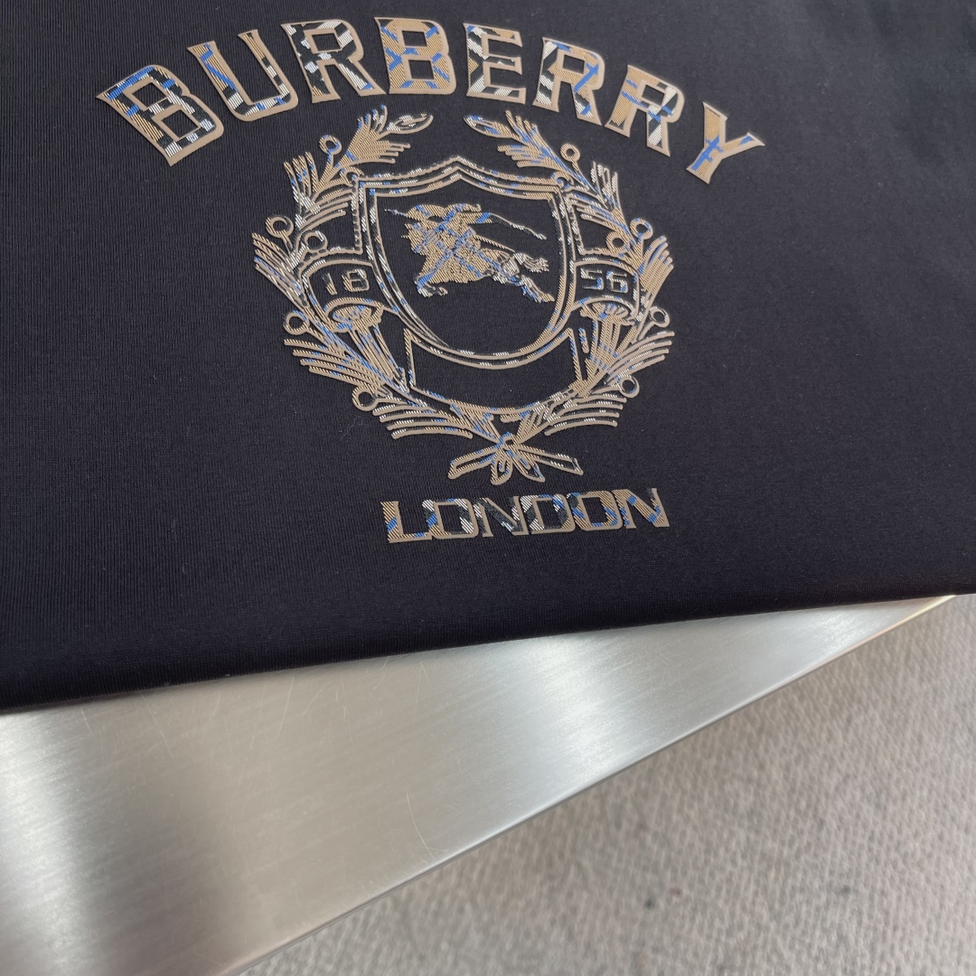 

-BBR  25Ss春夏季新品短袖
柜辨识度最高的一款
面料：78%棉22%聚酯纤维
内里光滑柔软，