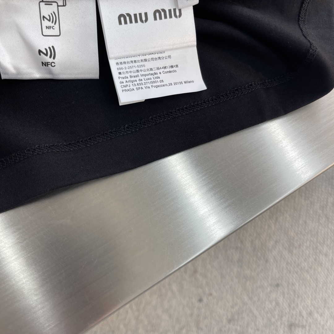 

-miumiu  2025春夏系列男女同款双色圆领T恤

选用100%棉质面料，特殊水系柔软轻薄，立